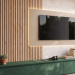 Boiserie moderna in soggiorno dalla parete TV alla libreria