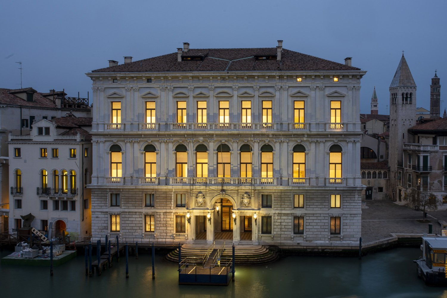 Palazzo Grassi costruire mostre dentro un palazzo veneziano