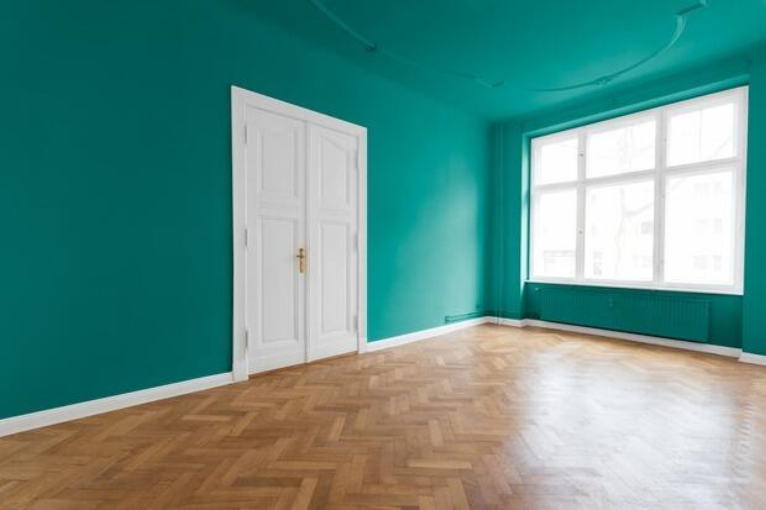 Interior with walls and ceiling treated in the same colour