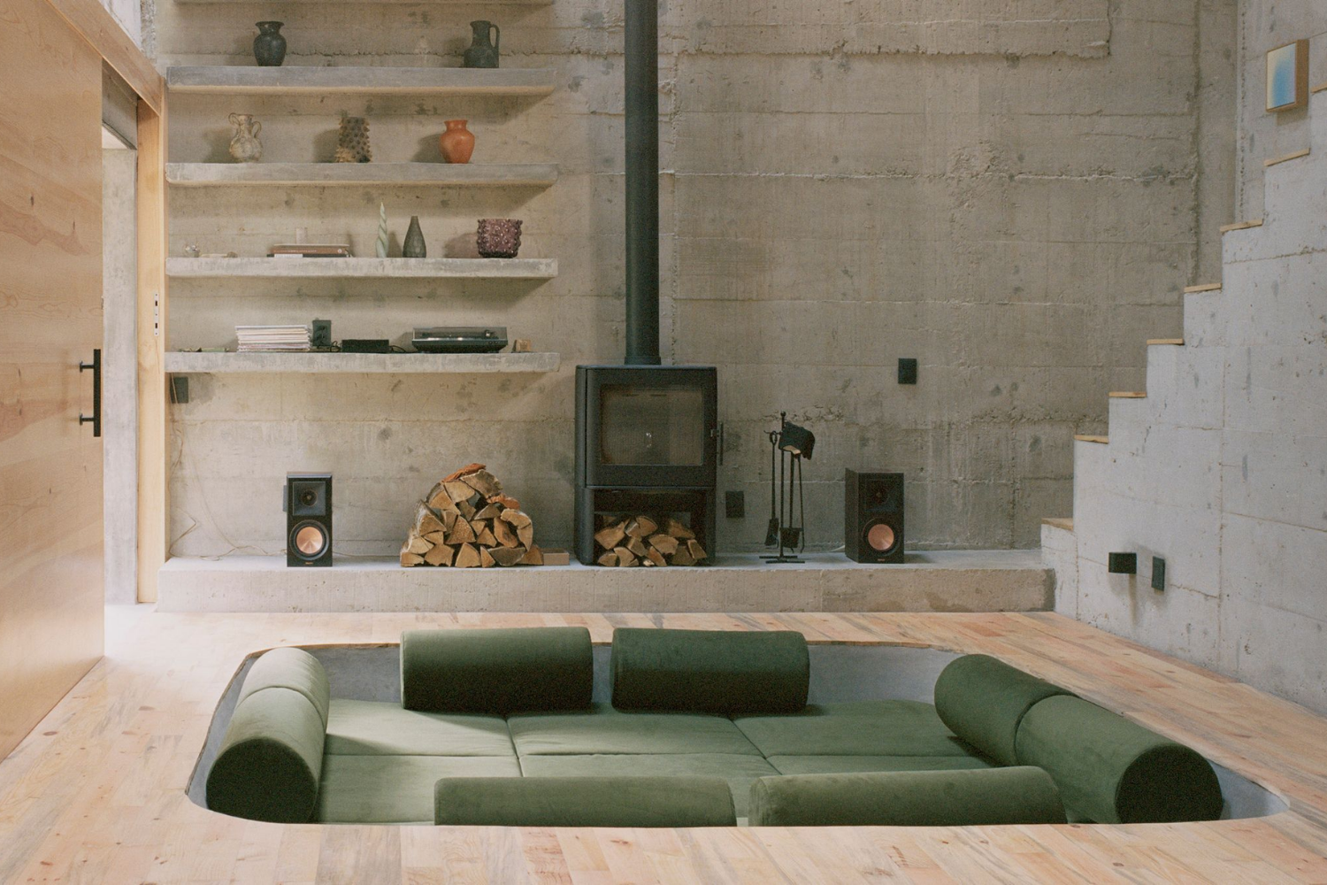 Una casa brutalista contemporanea può essere molto meno grigia di quanto immaginiamo