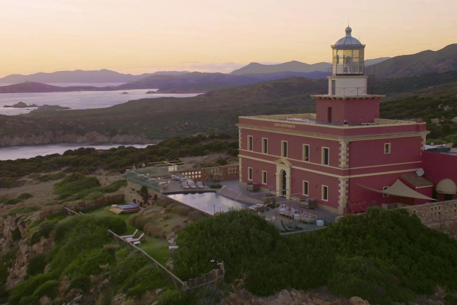 fari dove dormire sul mare italia - Faro Capo Spartivento, Sardegna