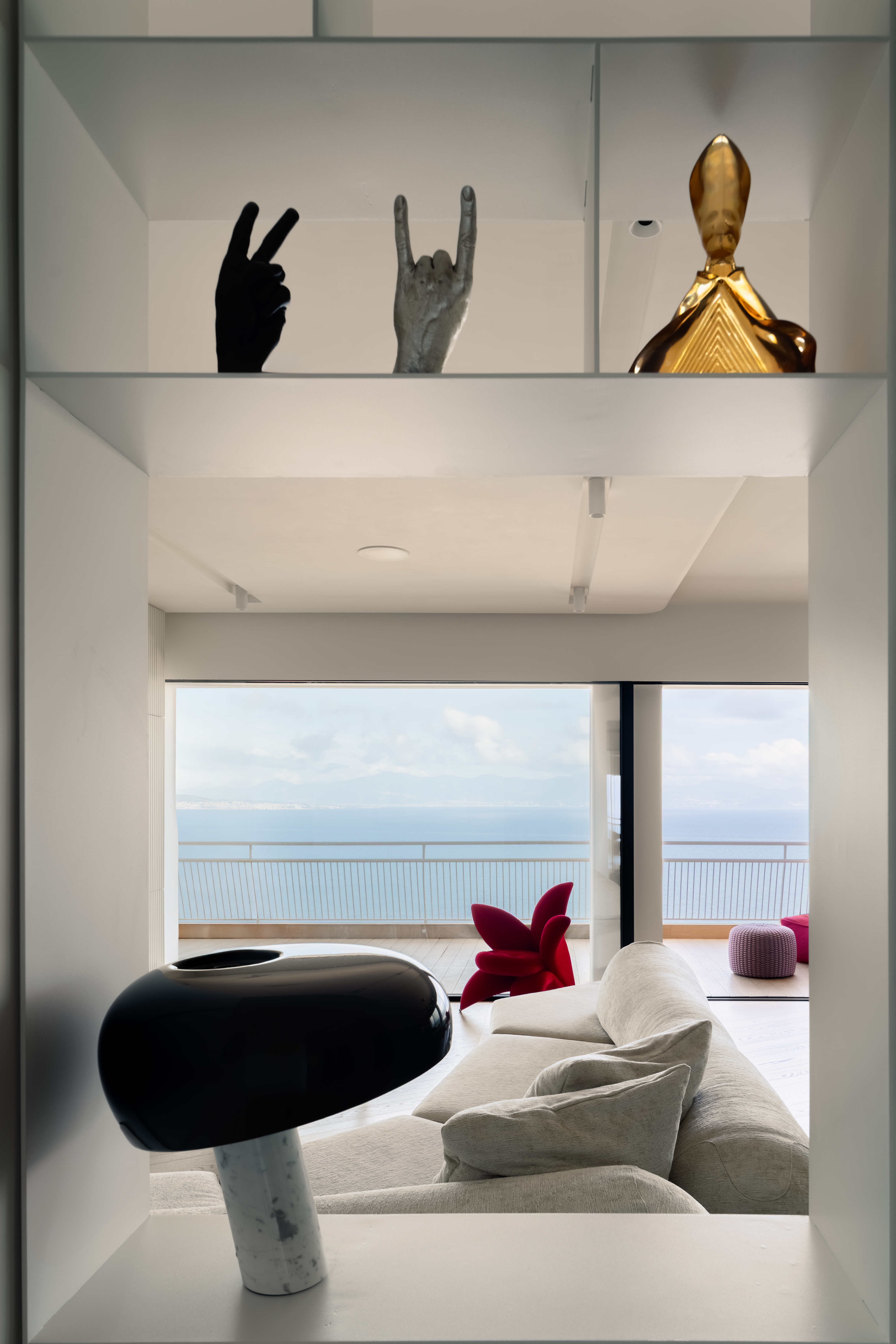 Casa AM a Napoli, attico sul Golfo progettato da OC16 Architects con zona giorno aperta verso il paesaggio