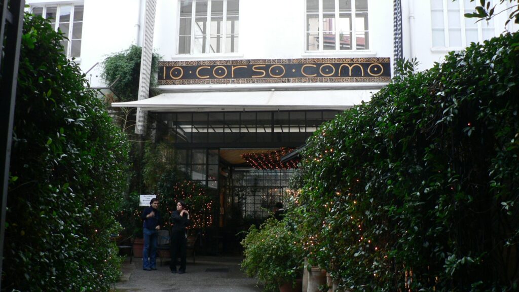 Ingresso di 10 Corso Como a Milano con la celebre insegna in bianco e nero