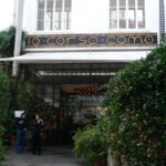 Ingresso di 10 Corso Como a Milano con la celebre insegna in bianco e nero