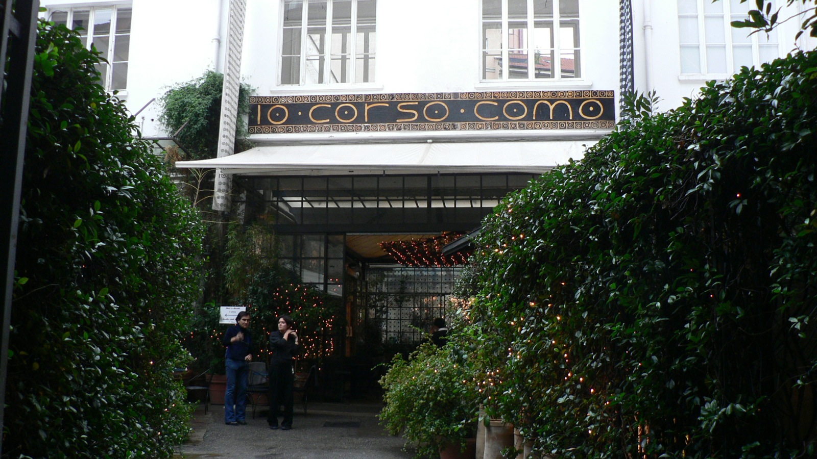 Ingresso di 10 Corso Como a Milano con la celebre insegna in bianco e nero
