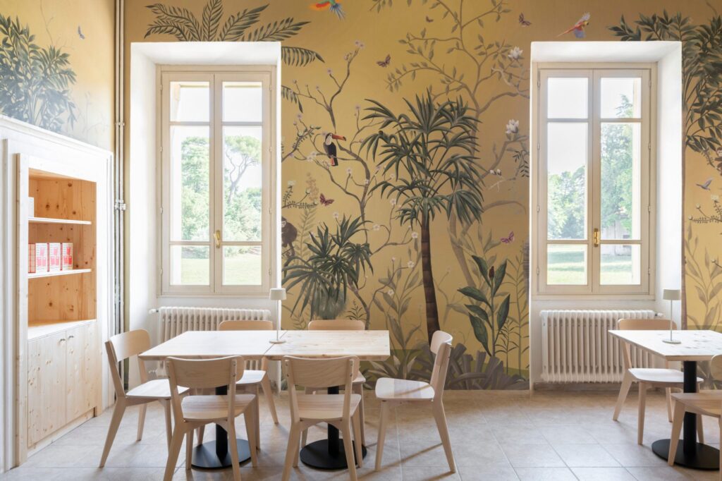 Sala del Bar Fuori Luogo a Villa Buri con carta da parati boschiva