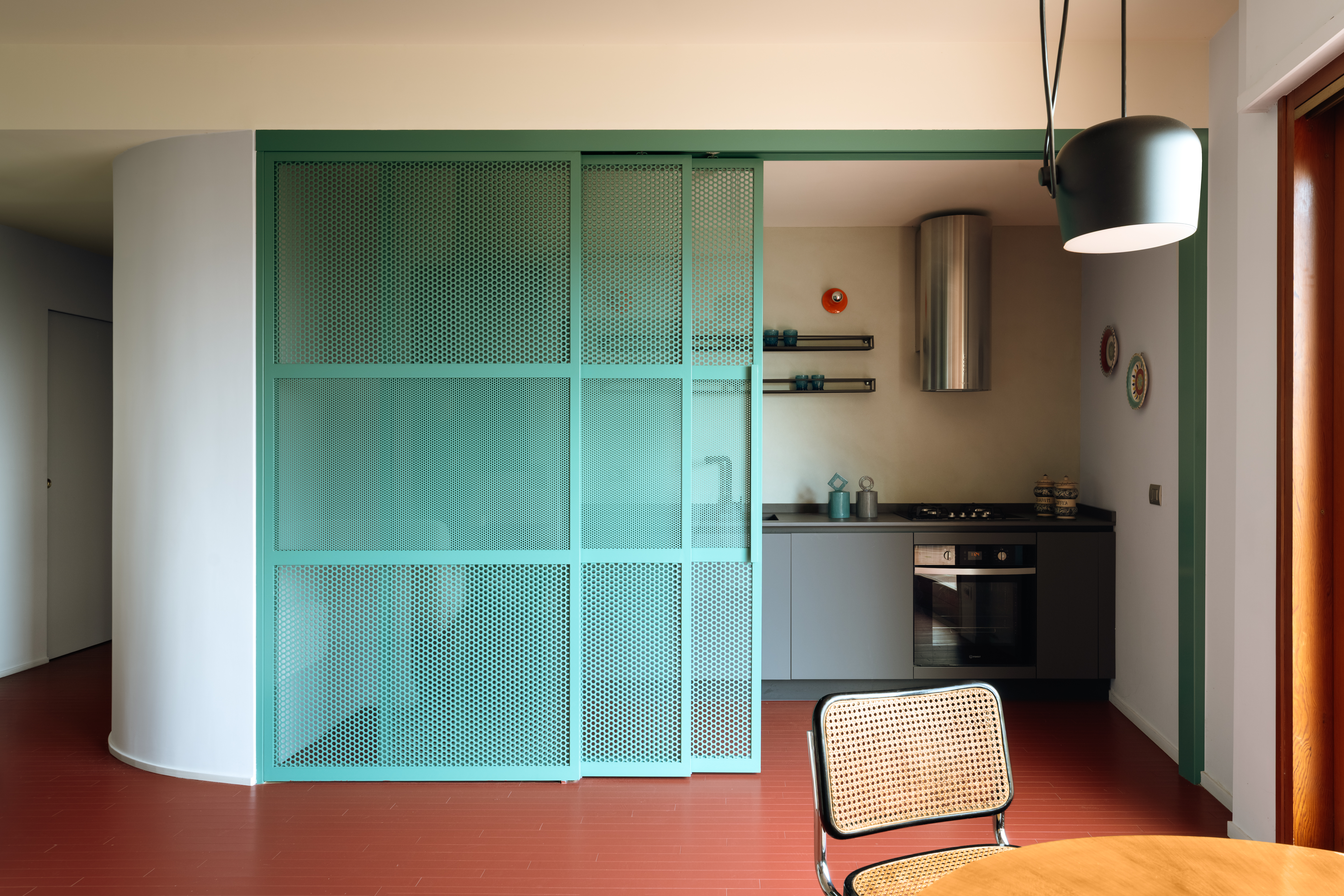 Zona giorno di Casa Posillipo a Napoli, progetto Punto Zero, con arredi contemporanei e luce naturale