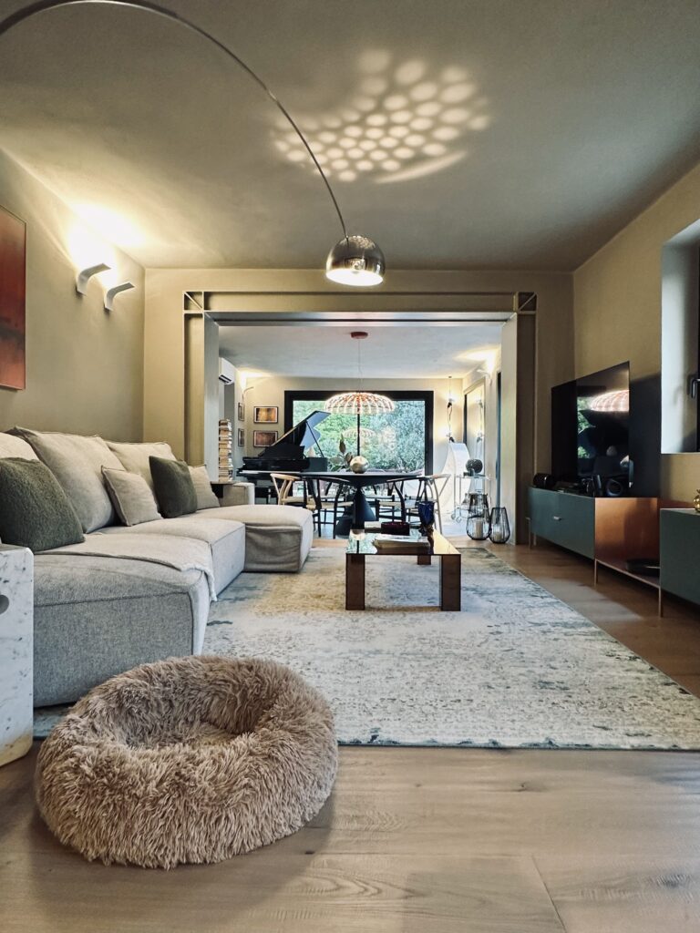 Living con portali strutturali e pianoforte a Villa Fumane