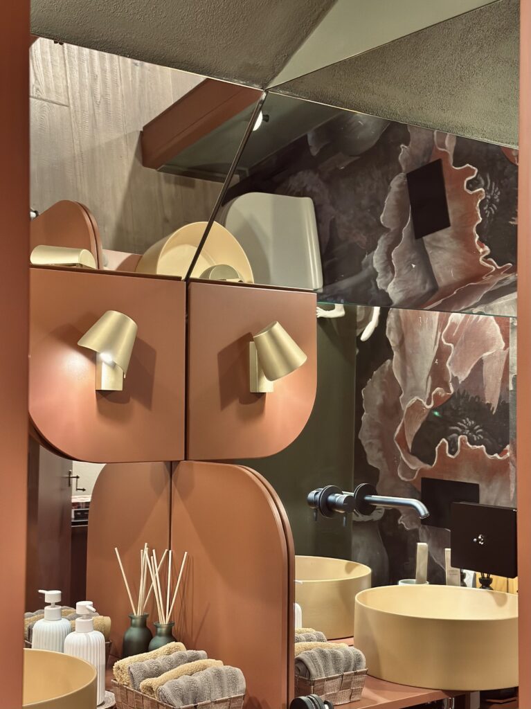 Bagno con arredi custom e motivi botanici a Villa Fumane