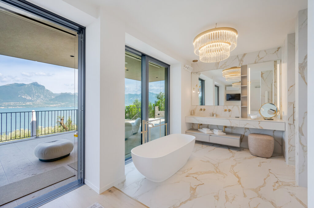 Bagno con vasca freestanding e vetrate sul paesaggio a Casa K+K