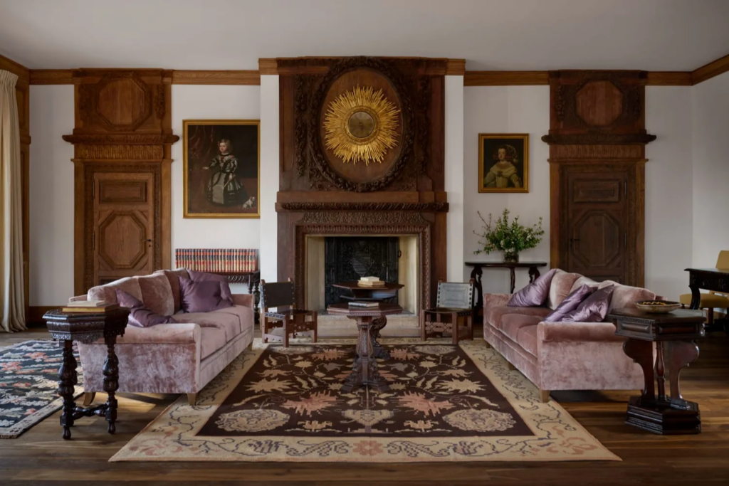 Nel salotto di Coco Chanel, legni scuri, mobili importanti e tappeti dai motivi floreali compongono un’atmosfera intima e sofisticata. Photo Jason Schmidt. Copyright CHANEL.