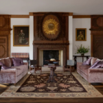 Nel salotto di Coco Chanel, legni scuri, mobili importanti e tappeti dai motivi floreali compongono un’atmosfera intima e sofisticata. Photo Jason Schmidt. Copyright CHANEL.