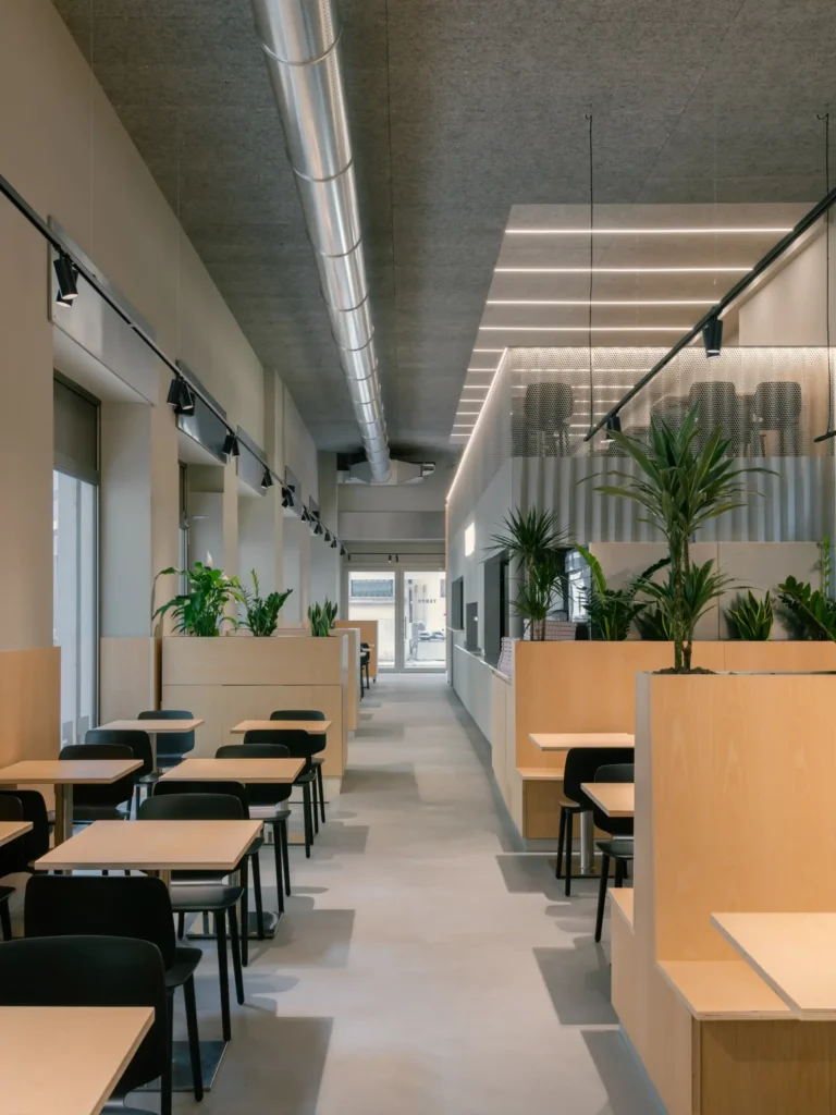 Interior design a Verona: sala del ristorante TEMPO con arredi in frassino, progetto Studio Masaai