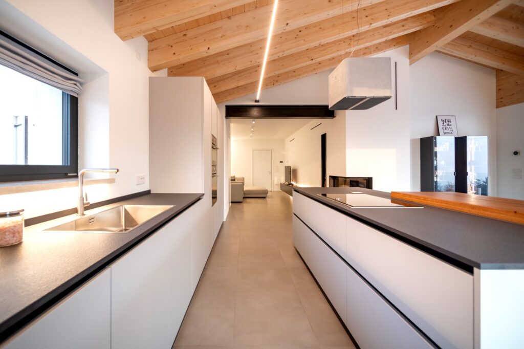 Cucina essenziale con LED nel soffitto in legno, progetto Paiola Design