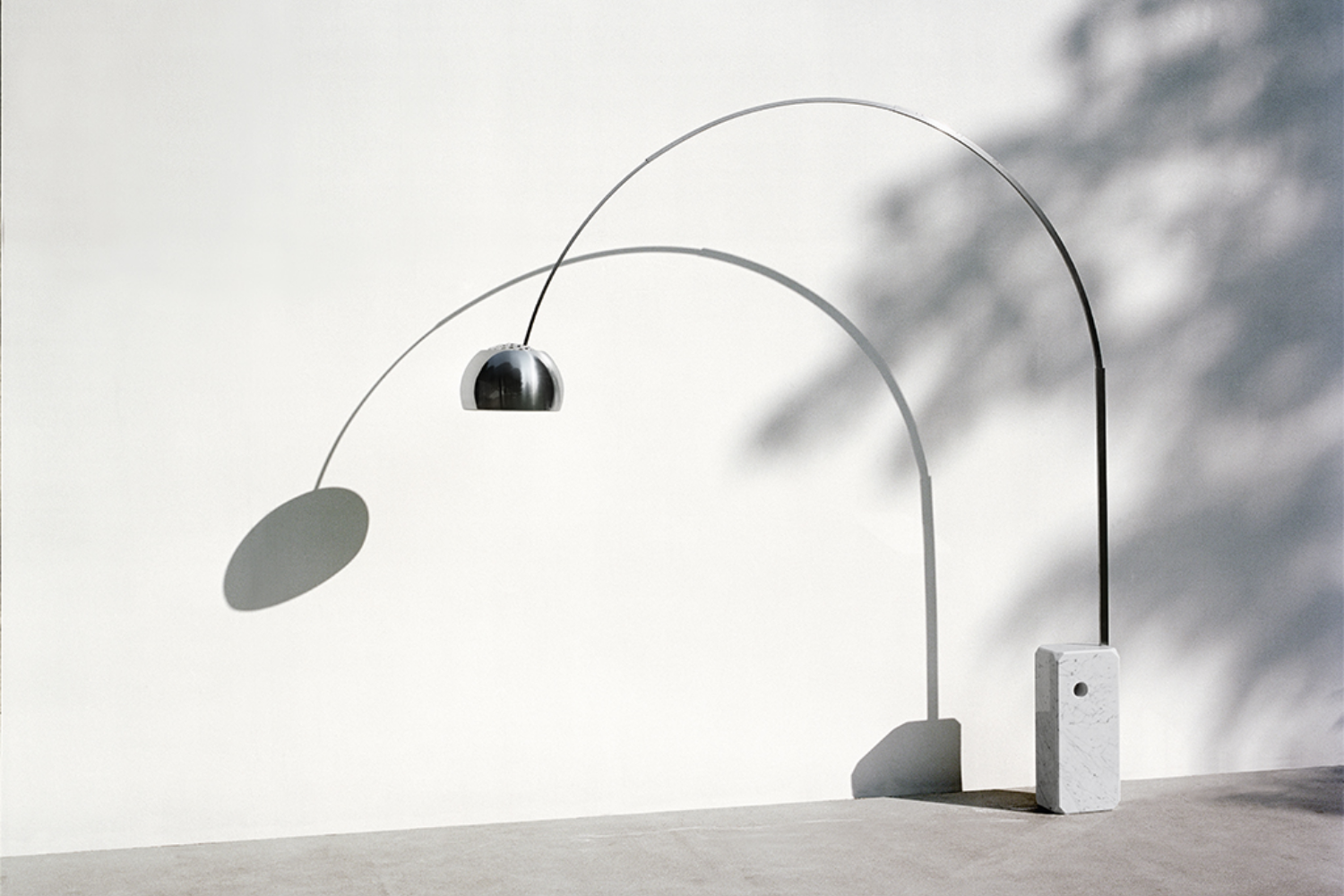 Una lampada da terra può modificare lo spazio senza toccare il soffitto