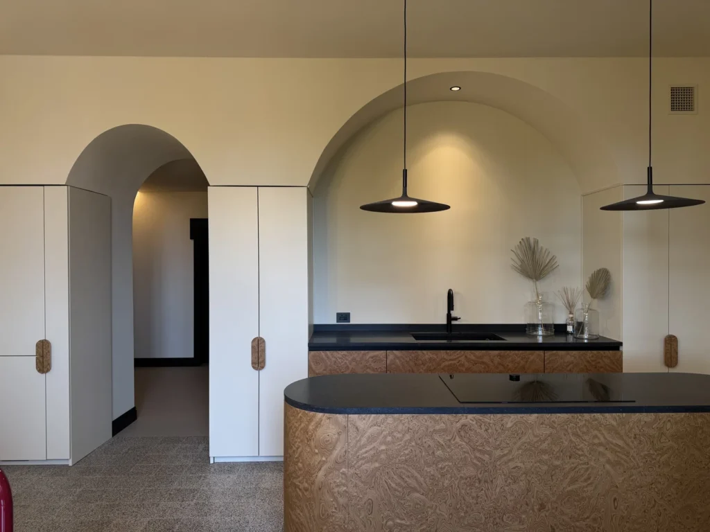 Interior design a Verona: cucina con isola in radica d'olmo nel progetto Warm Minimalism di Studio ABCPLUS