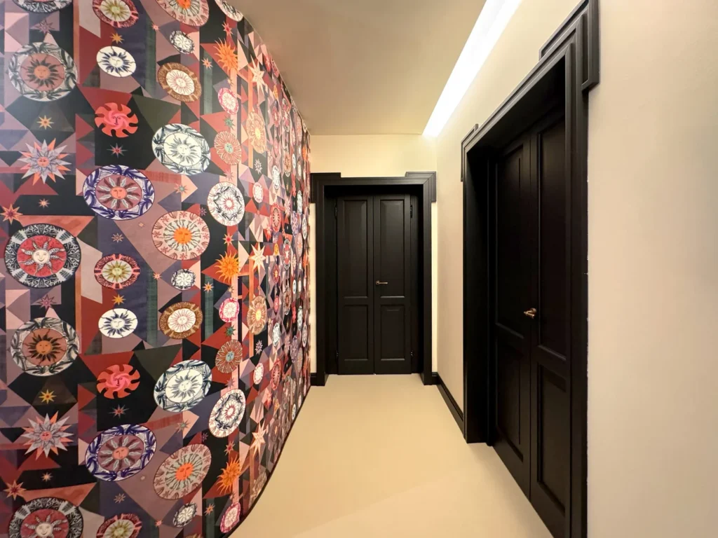 Corridoio con carta da parati geometrica e porte nere in rilievo di Warm Minimalism