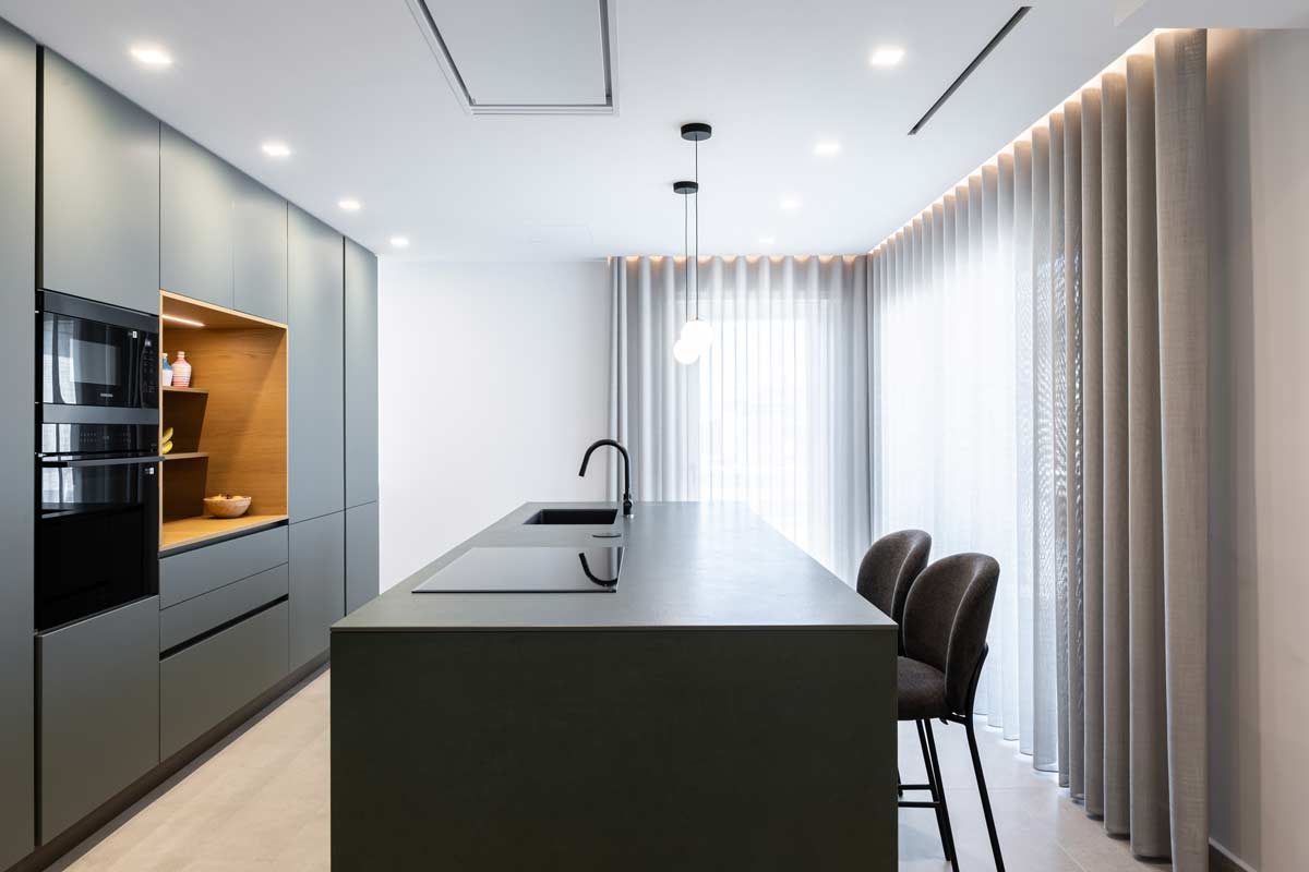 Cucina con isola verde bosco di Casa E + N, progetto Manuarino