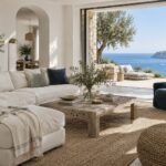 Soggiorno contemporaneo in stile marinaro con divano in lino e vista sul mare