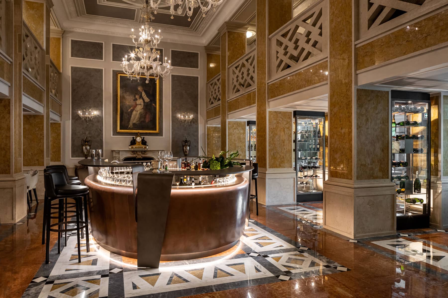 Canova Bar del Baglioni Hotel Luna a Venezia con bancone in rame e lampadari di Murano