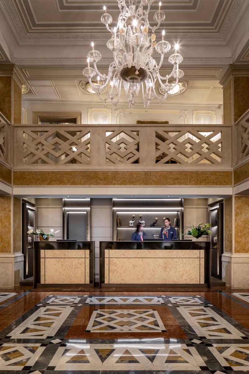 Reception del Baglioni Hotel Luna a Venezia sotto un lampadario di Murano