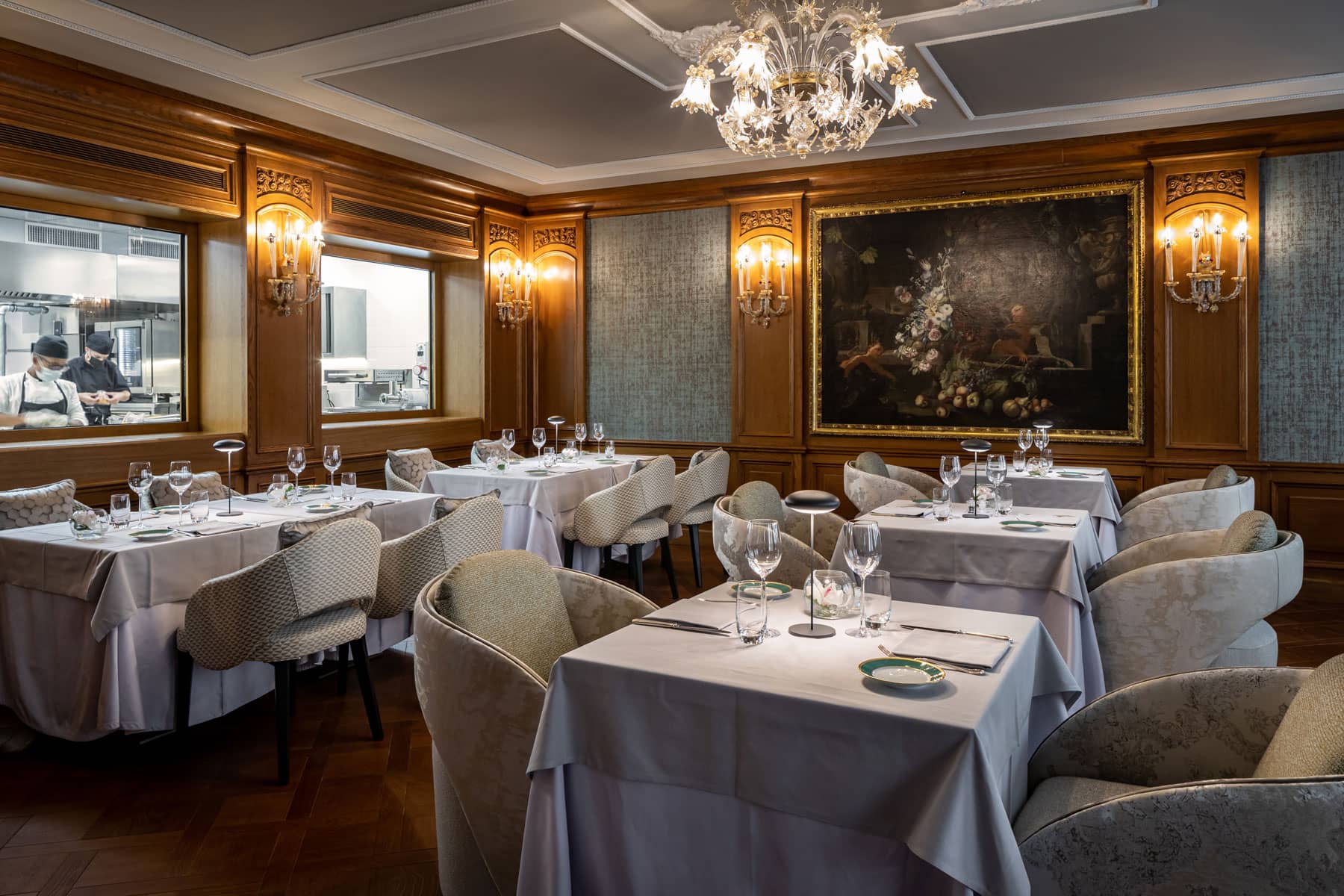 Ristorante Santo Mare del Baglioni Hotel Luna con boiserie e tavoli apparecchiati