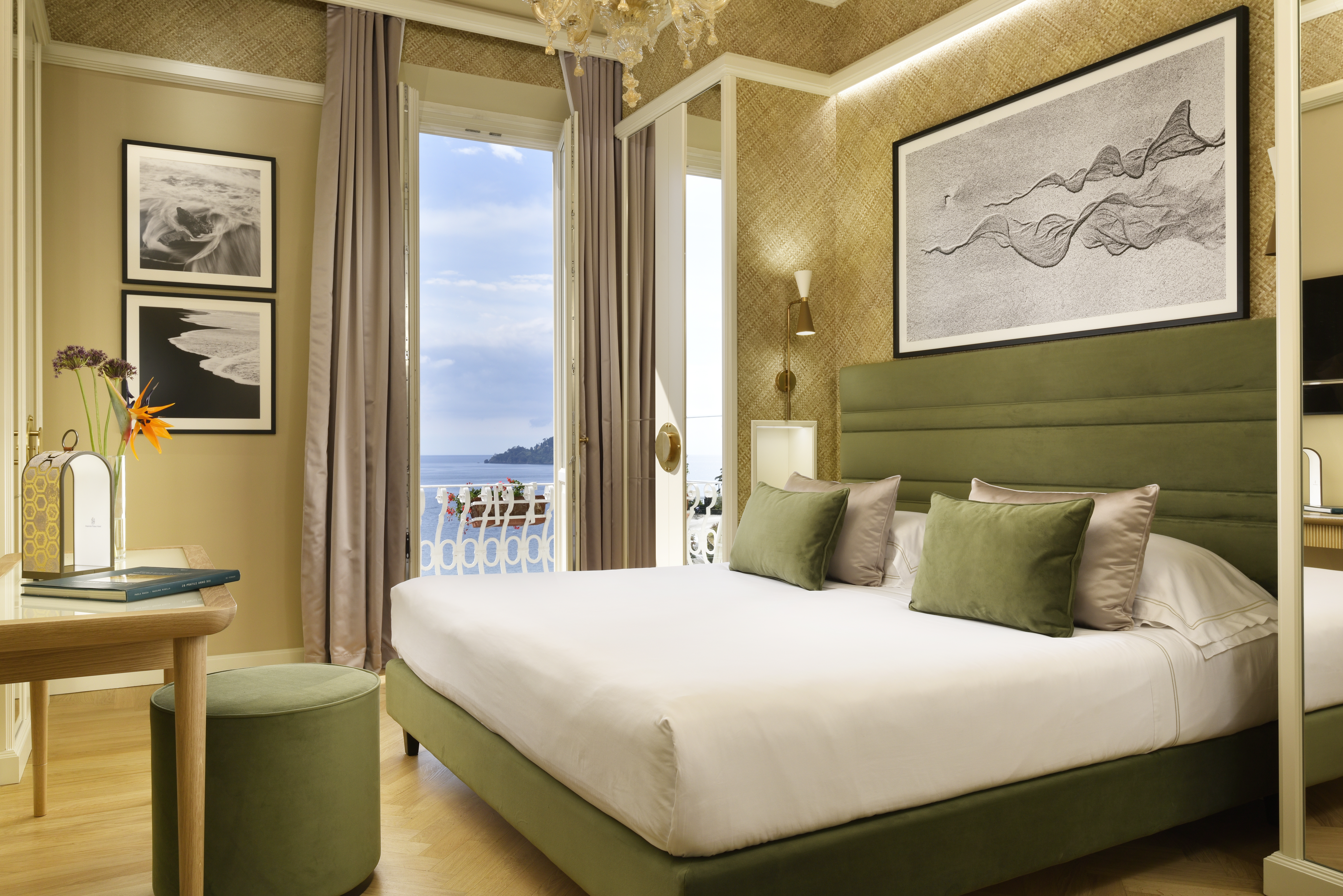 Camera 315 dell'Imperiale Palace Hotel con letto dalla testiera verde, pareti materiche e vista sul mare.