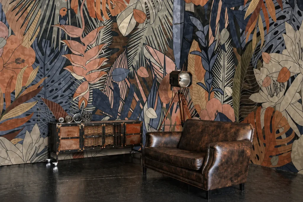 Carta da parati botanica Kapua di WallyArt in un soggiorno con sedute in pelle marrone
