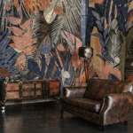 Carta da parati botanica Kapua di WallyArt in un soggiorno con sedute in pelle marrone