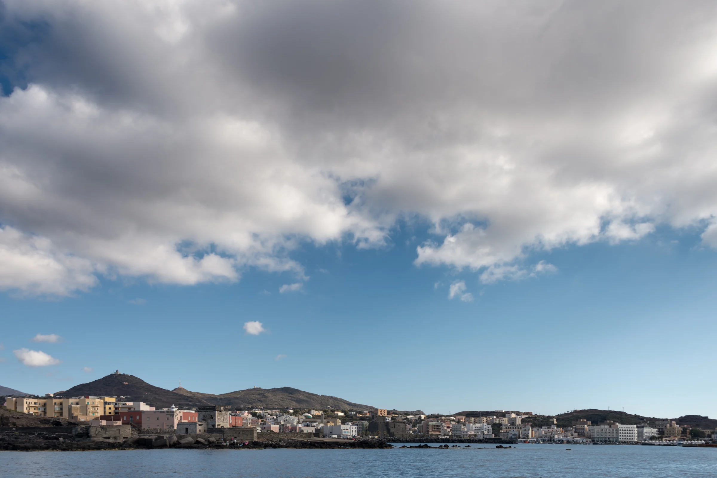Costa lavica nera di Pantelleria, tra pareti di roccia vulcanica e mare