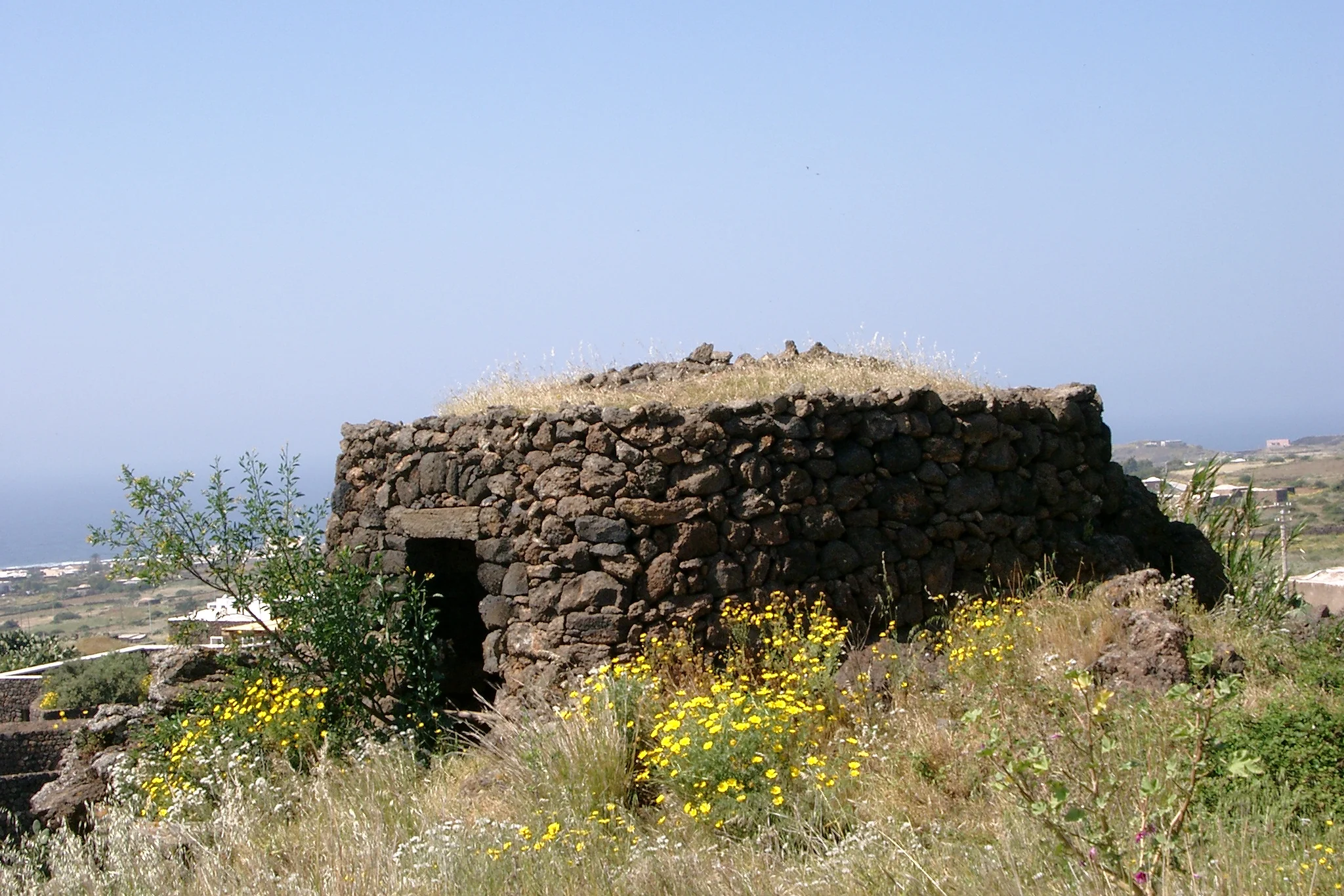 Dammuso di Pantelleria in pietra lavica a secco con copertura a cupola