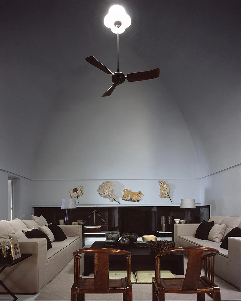 Interno di un dammuso con soffitto a volta, divani e pareti chiare