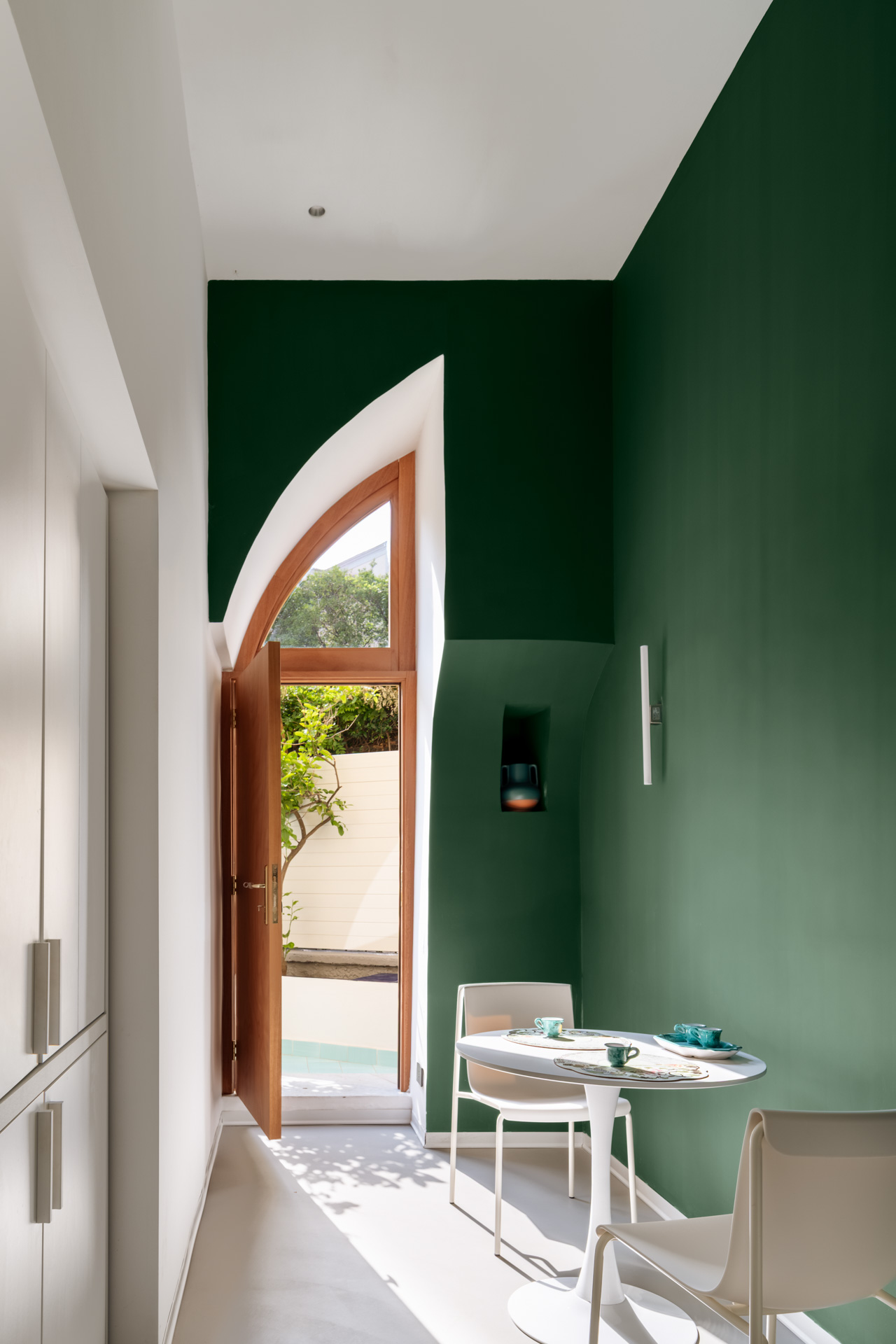 Casa Assoli a Napoli progettata da Alberta Imer con parete verde e arredi per l’ospitalità