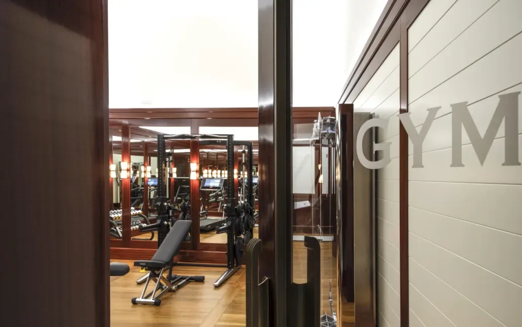 Palestra di Casa J.K. Place Roma con pareti specchiate