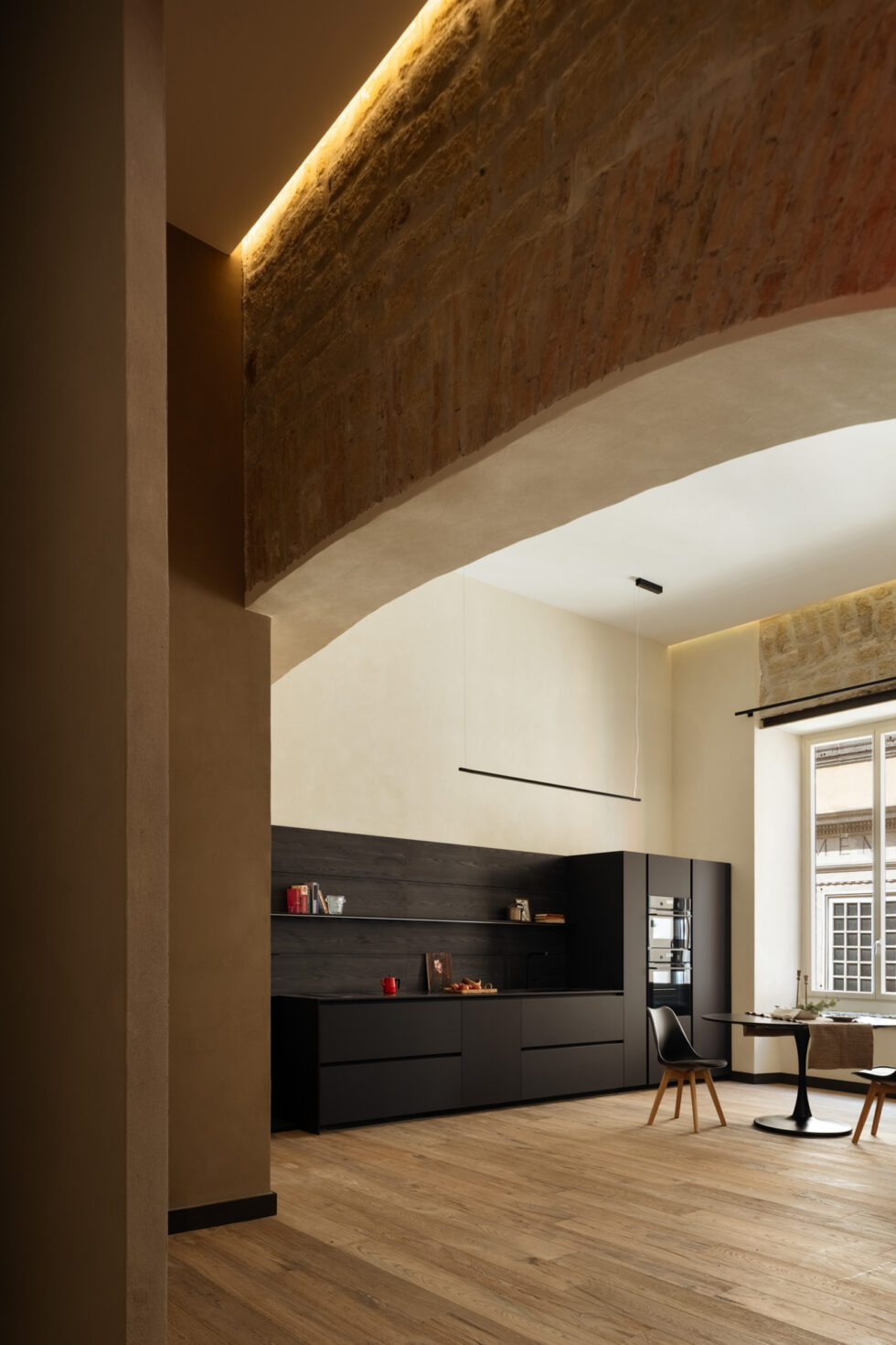 Arco in mattoni e cucina di Casa Librai a Napoli, progetto Archielle