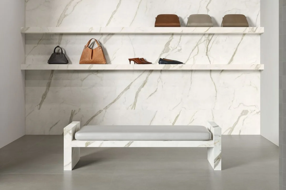 Grandi lastre ceramiche effetto marmo con mensole bianche e panca