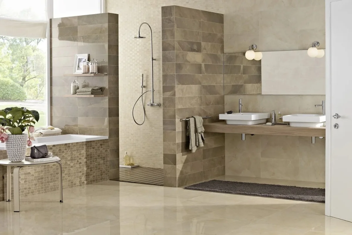 Bagno con rivestimenti e pavimento ceramico effetto pietra