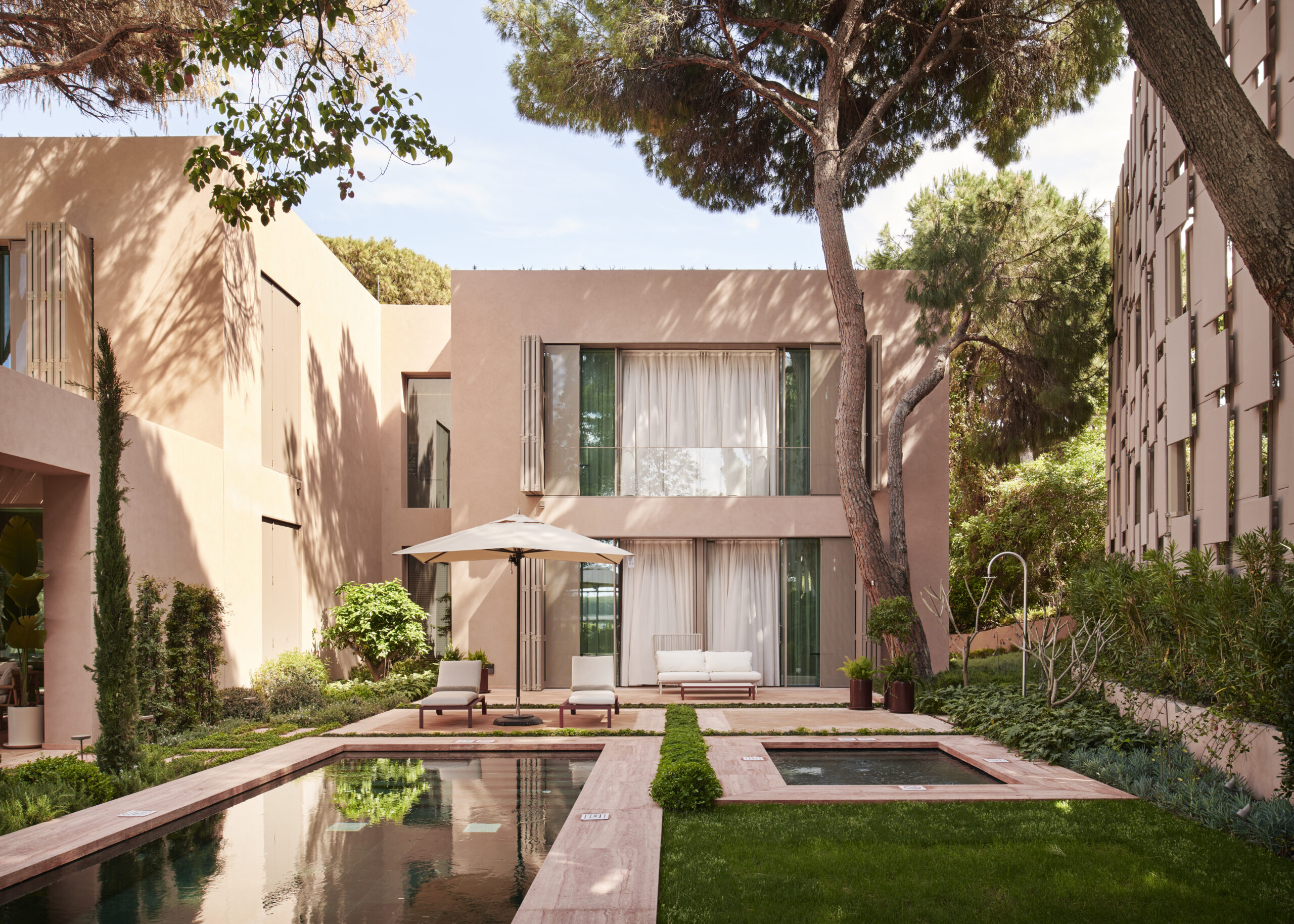 Architettura con superfici Concrete by Novacolor e continuità tra interno ed esterno