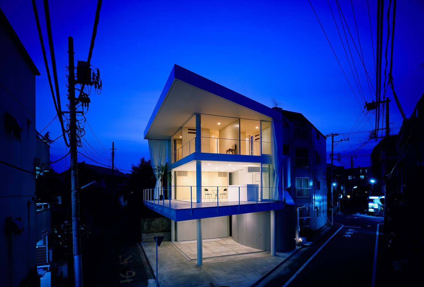 Curtain Wall House di Shigeru Ban con la facciata tessile aperta
