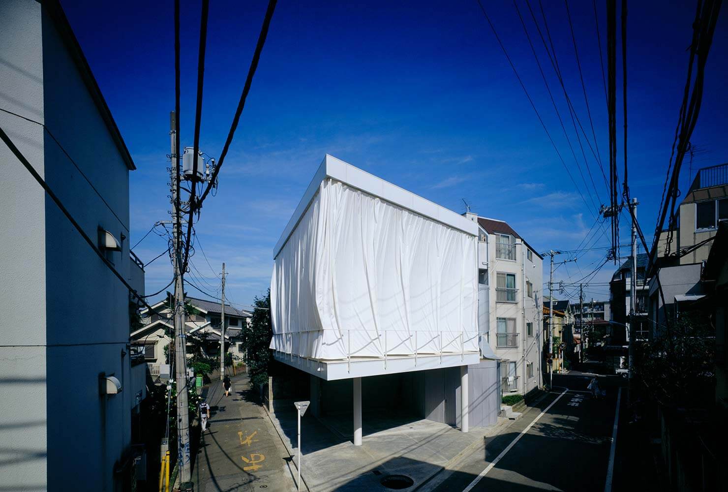 Curtain Wall House di Shigeru Ban con la grande tenda chiusa