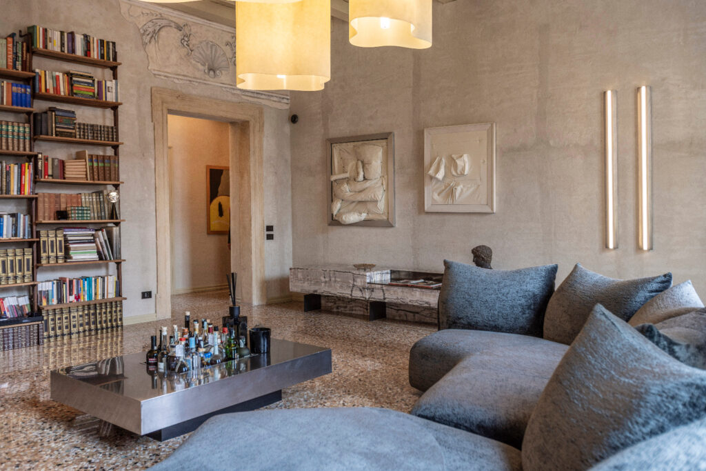 Living di Casa Trezza con tavolini a specchio e arte contemporanea