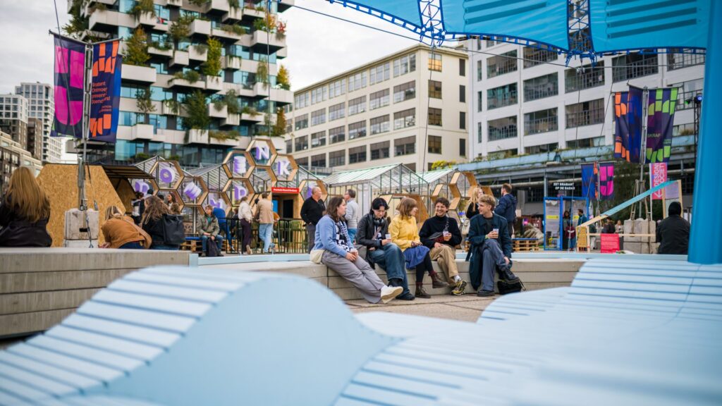 Ketelhuisplein durante Dutch Design Week 2025, fotografia d’archivio di Max Kneefel