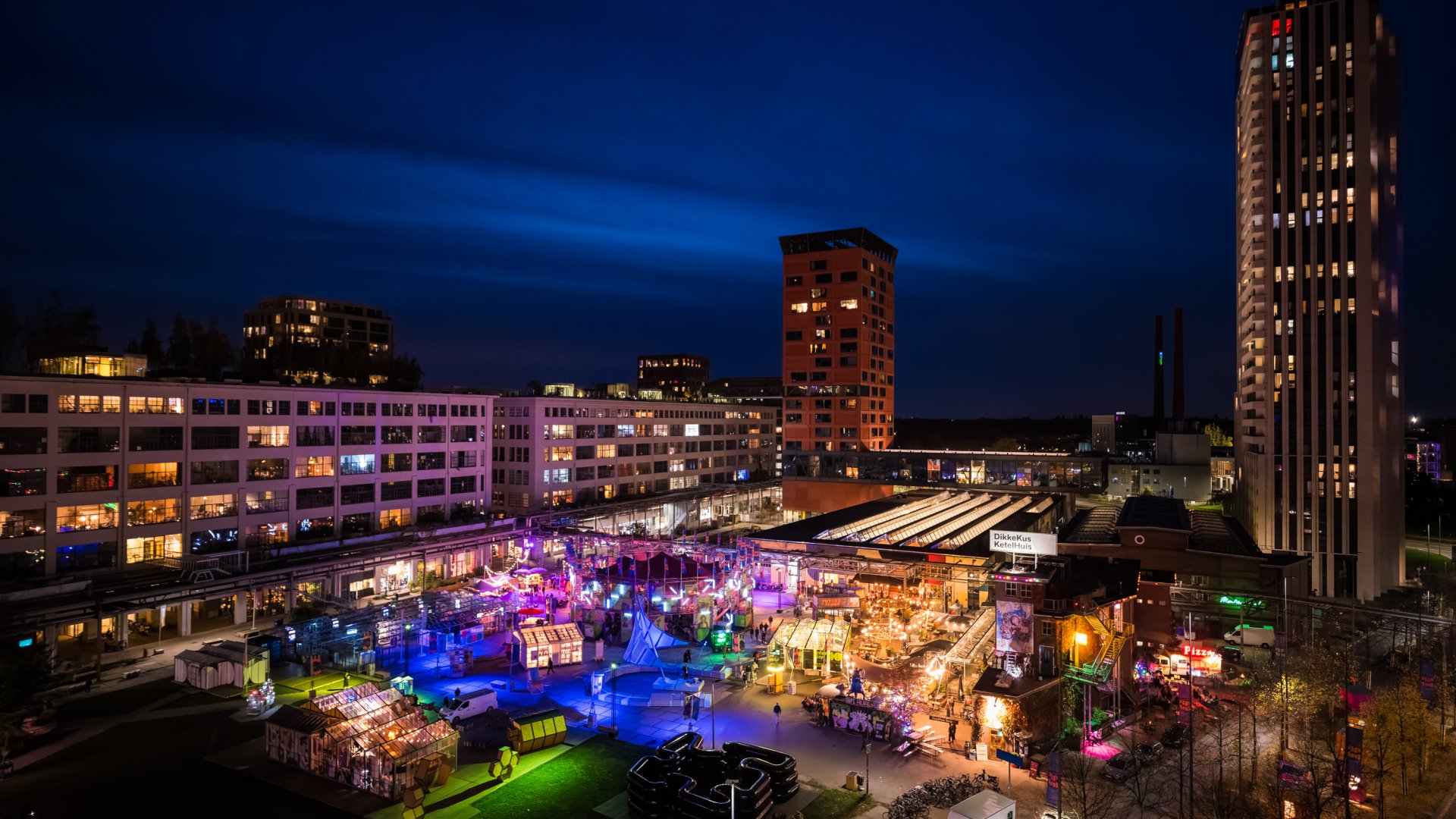 Veduta notturna degli spazi del festival Dutch Design Week 2025 a Eindhoven