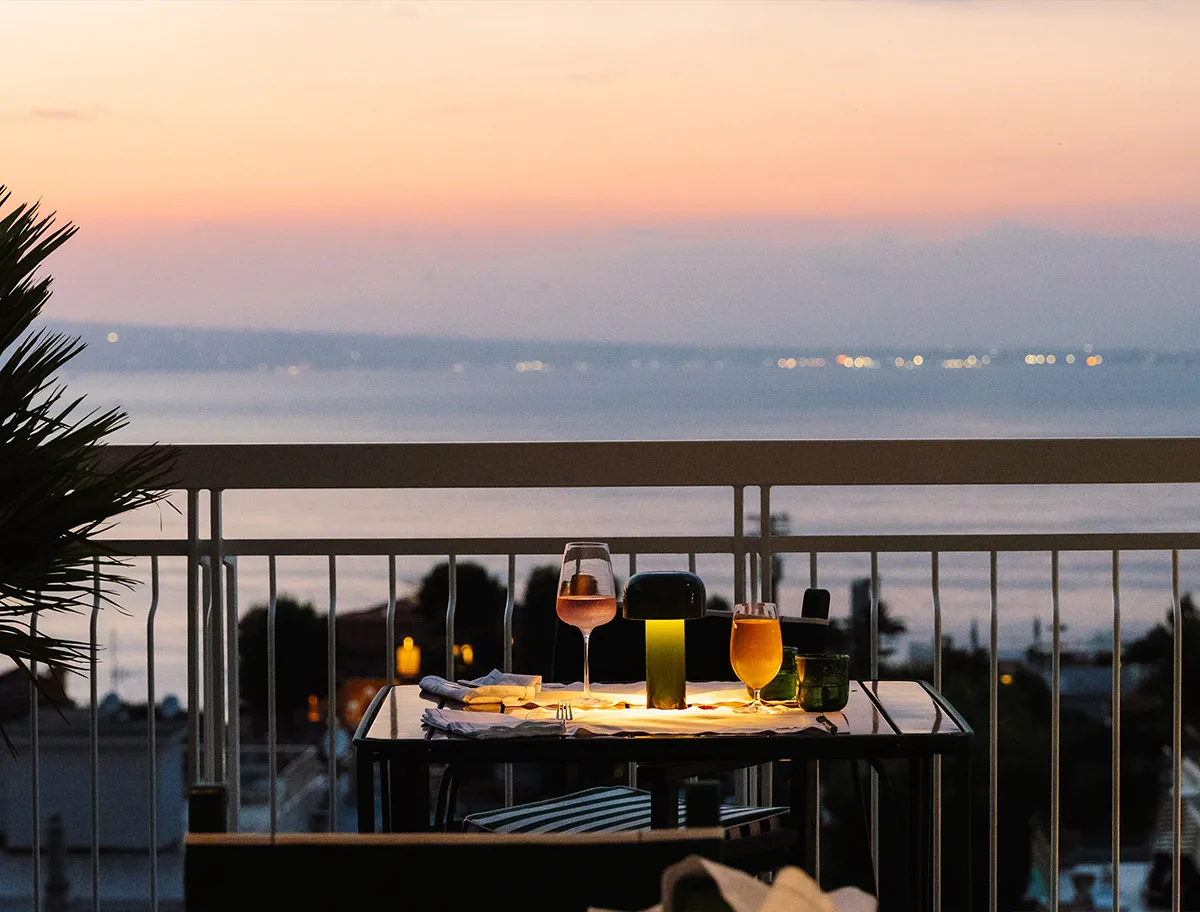 Rooftop del Grand Hotel Flora a Sorrento al tramonto sul golfo