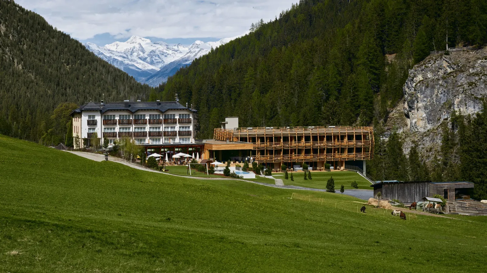 Hotel Bella Vista a Trafoi con il nuovo ampliamento in legno nel paesaggio alpino