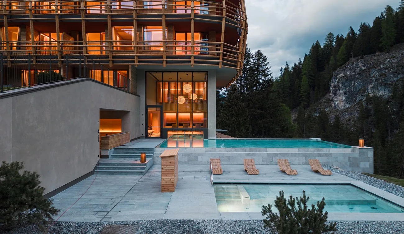 Nuova area wellness dell'Hotel Bella Vista a Trafoi con piscine esterne e struttura in legno