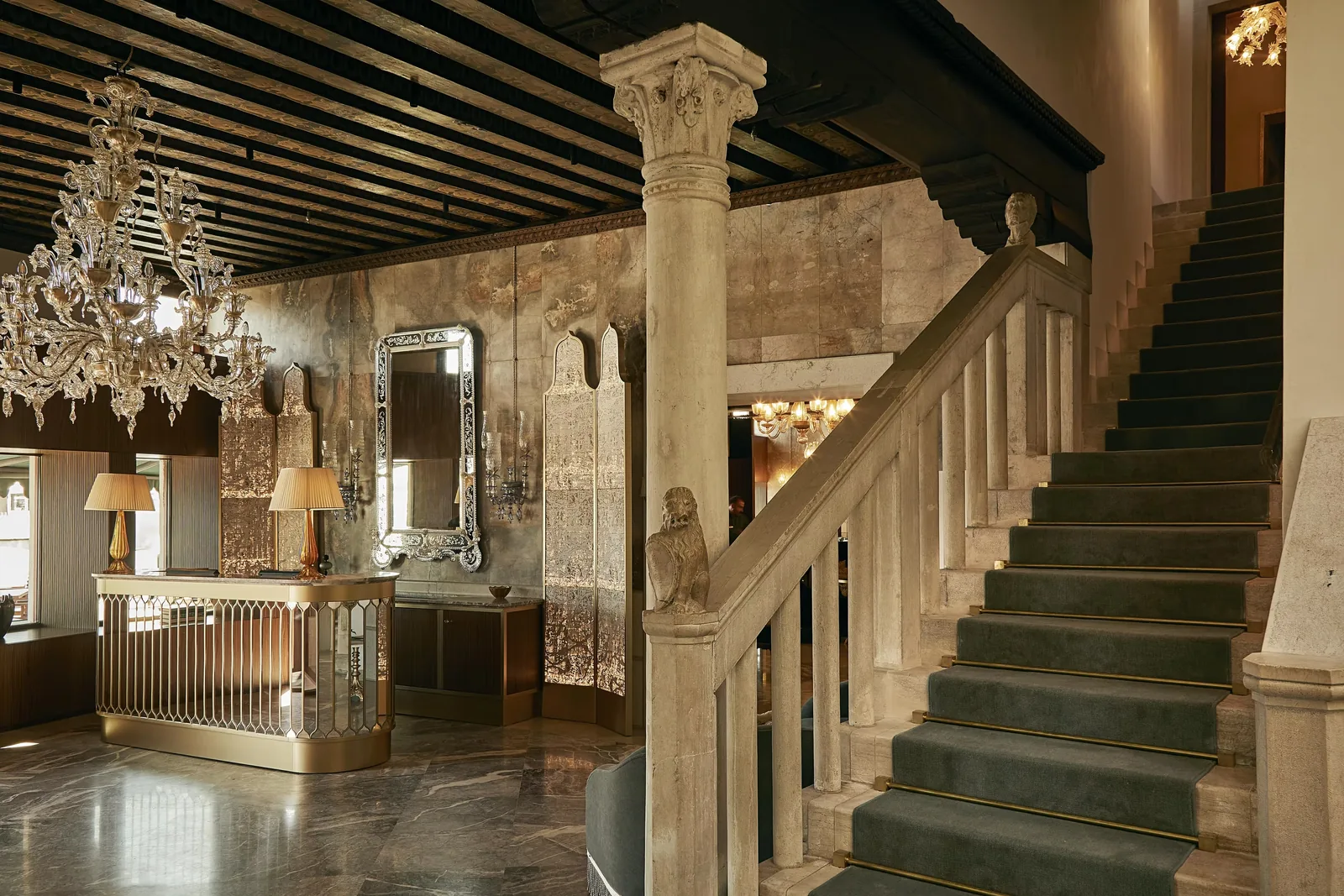 Scalone storico dell’Hotel Gabrielli a Venezia con colonne e soffitto a travi