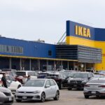 Esterno blu e giallo di un negozio IKEA contemporaneo
