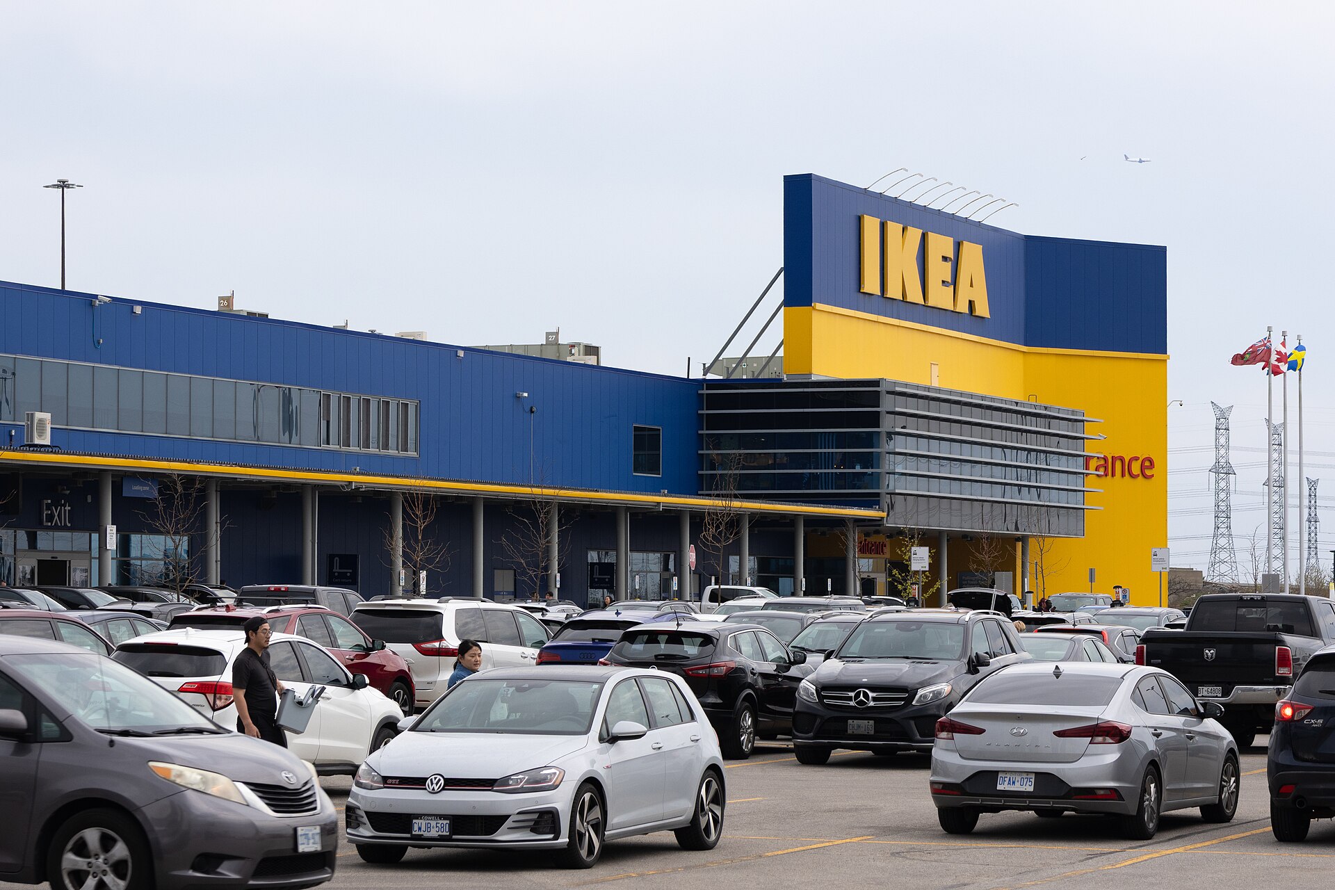 Esterno blu e giallo di un negozio IKEA contemporaneo