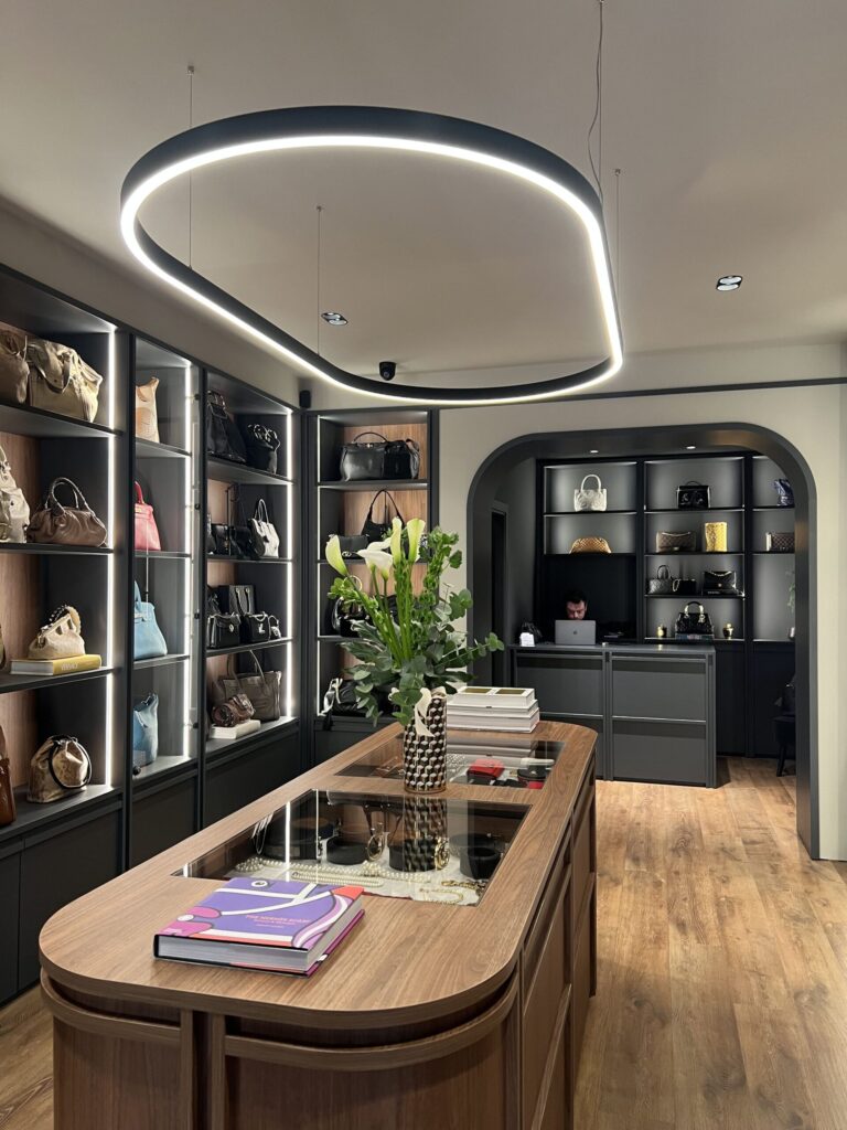 Boutique ALV Attic Luxury Vintage a Verona progettata da Imaginoteca